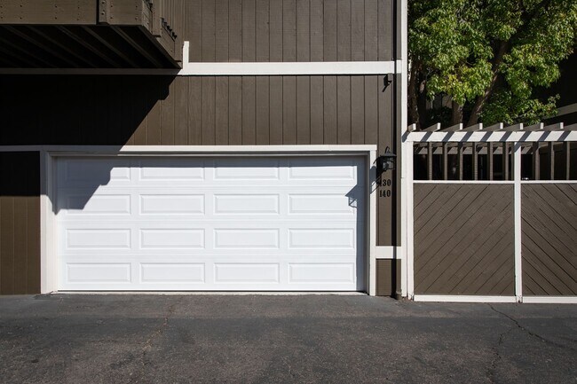 Building Photo - A Spacious 2 bedroom, 2 bathroom Townhouse - Upscale That’s Right On Trend