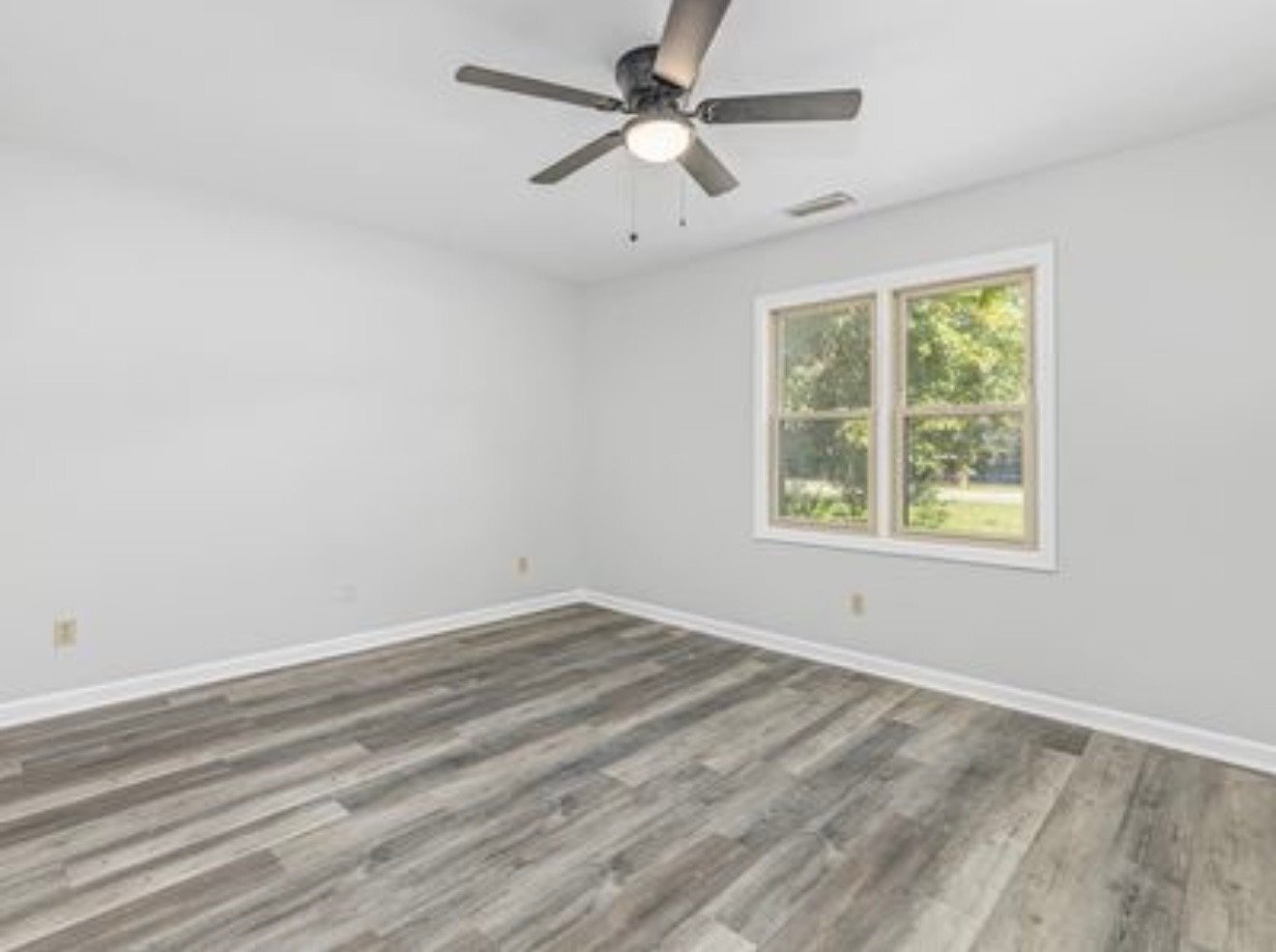 Building Photo - 400 Killarney Dr