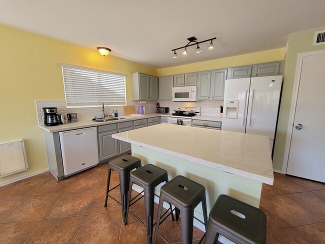 Building Photo - 1502 E Maldonado Dr
