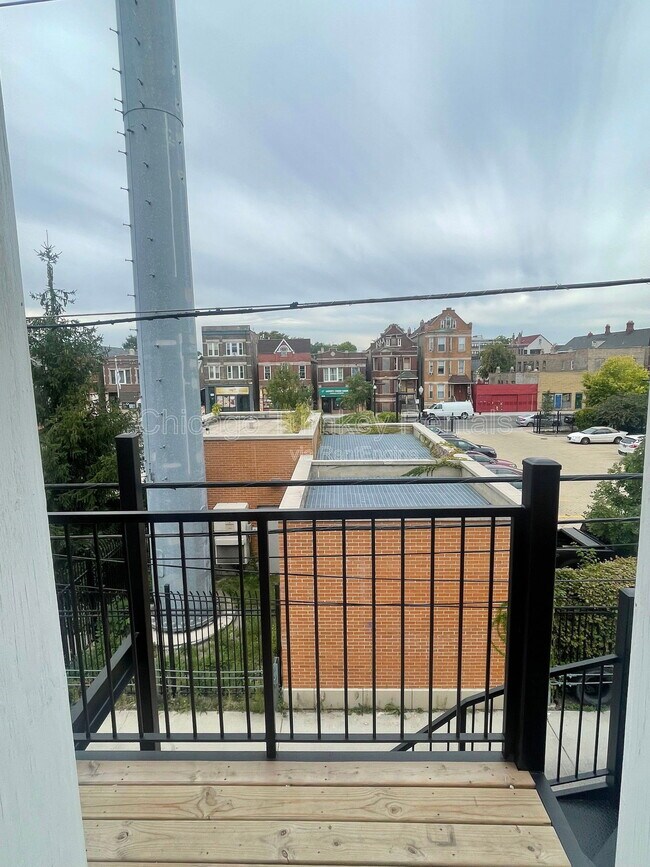 Building Photo - 2336 S Troy St