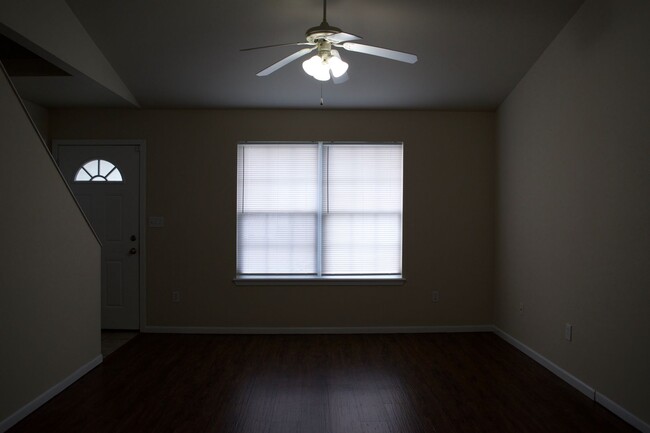 Building Photo - Nice 4 Bed 3 Bath Duplex!