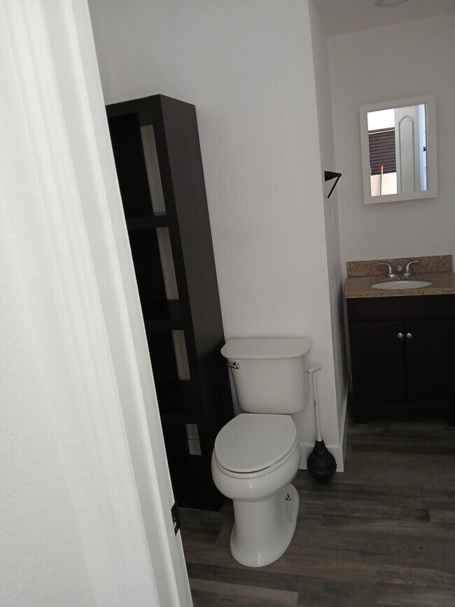 Building Photo - 560