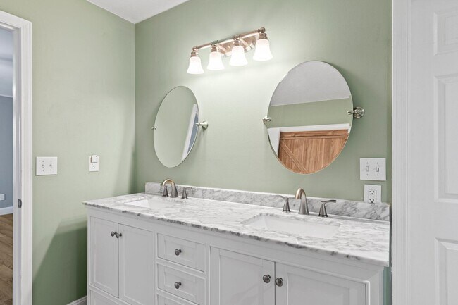 Building Photo - 508 Garden Oaks Cove