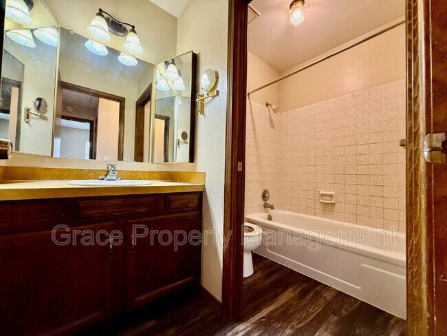 Building Photo - 13092 Monroe Dr