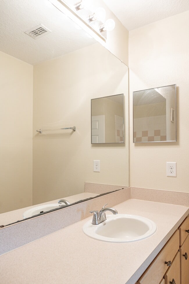 Building Photo - 6596 Swissco Dr