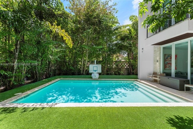 Building Photo - 335 W 46th St