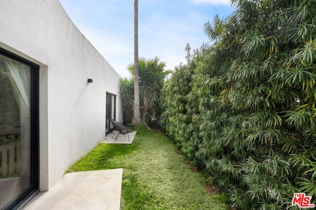 Building Photo - 2048 N Beverly Dr