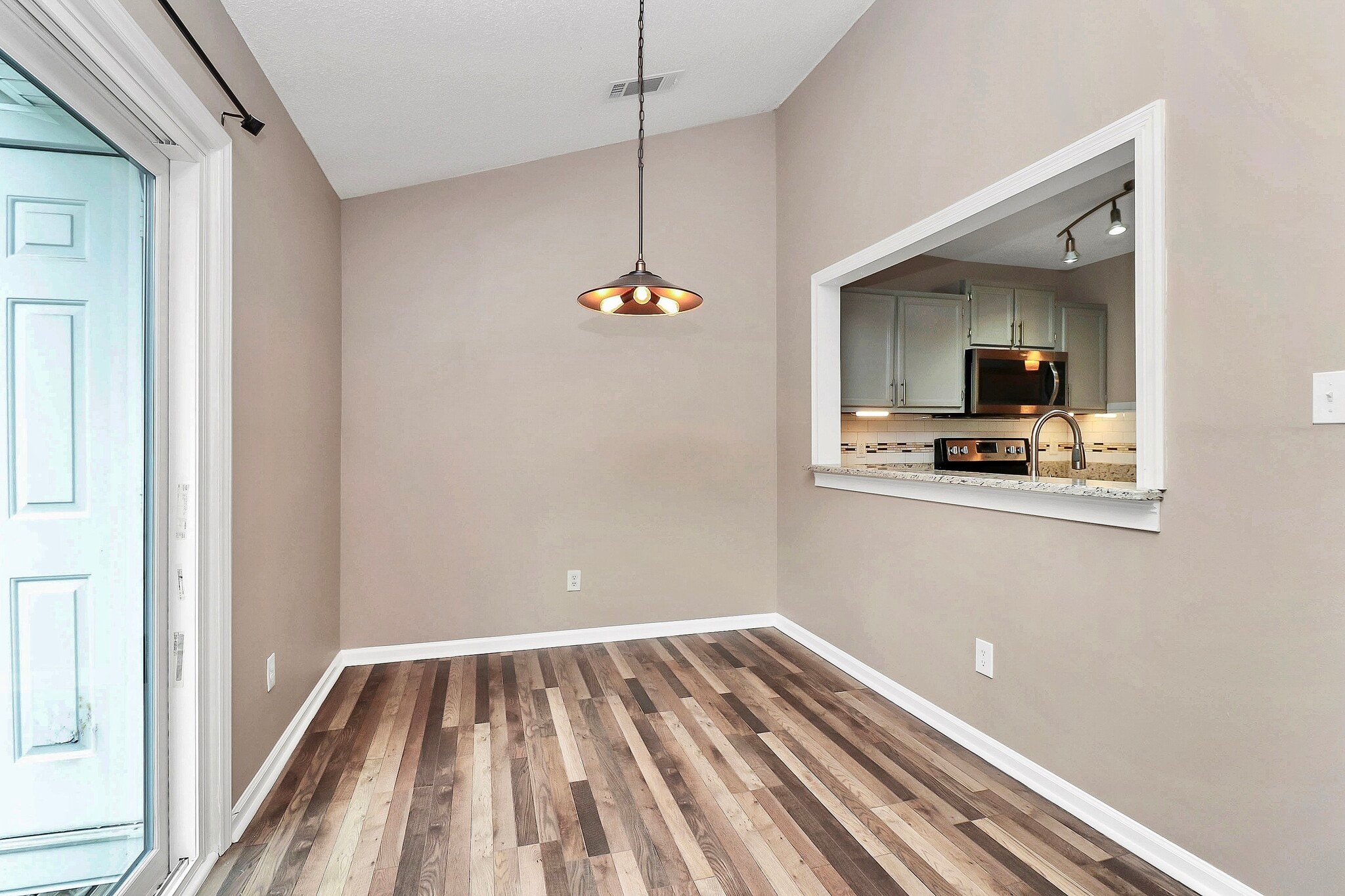 Building Photo - 9214 Kings Canyon Dr