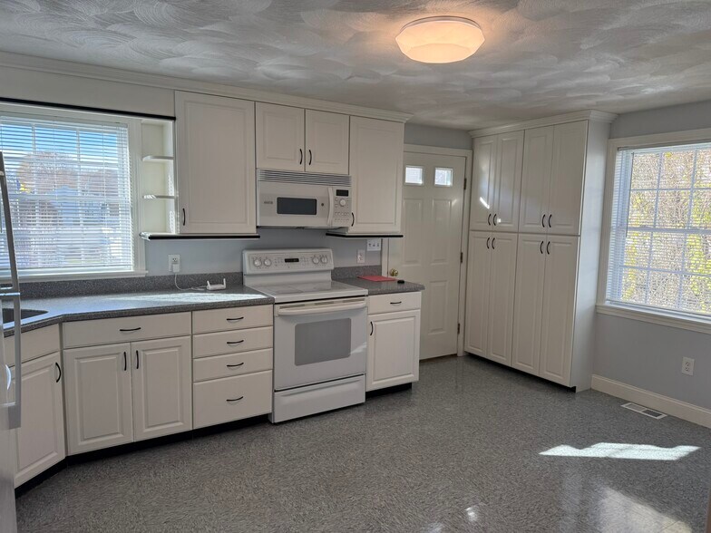 Kitchen - 86 Central St