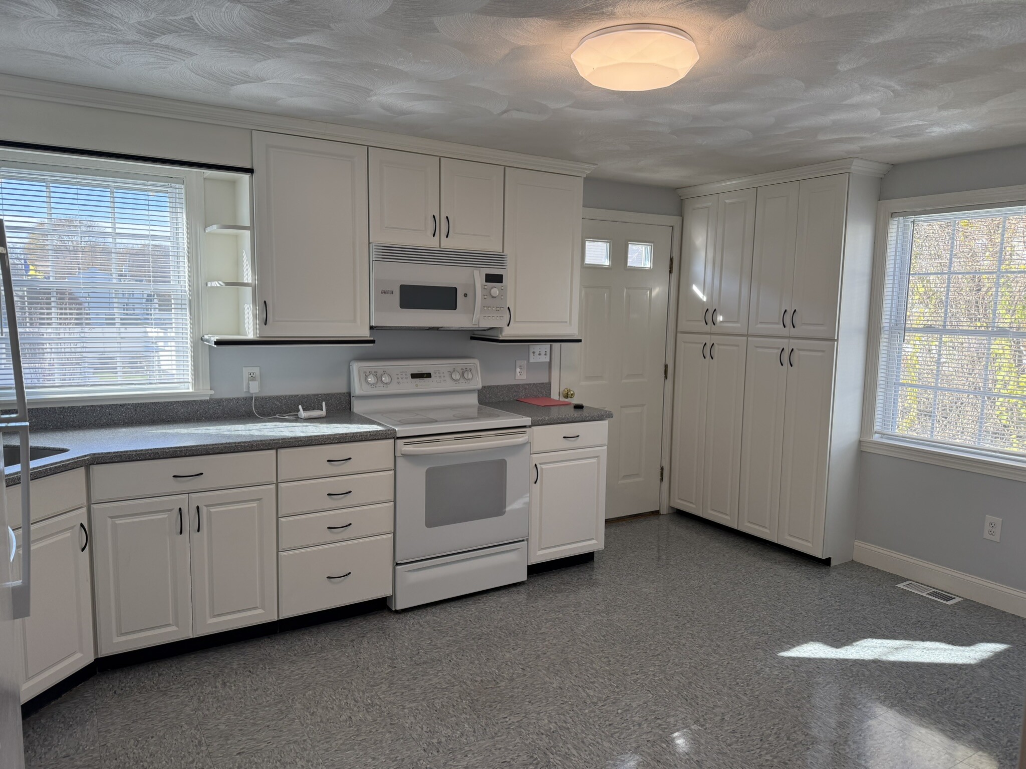 Kitchen - 86 Central St