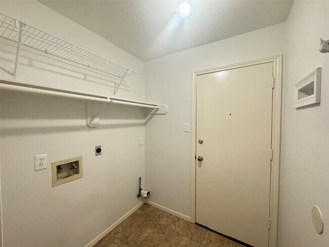 Building Photo - 210 Rolling Plains Dr