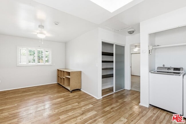 Building Photo - 2752 Guirado St