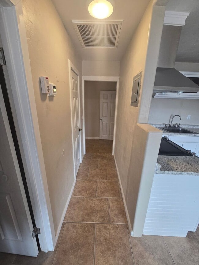 Building Photo - Spacious 3bd/1ba in a HUGE GATED Property!