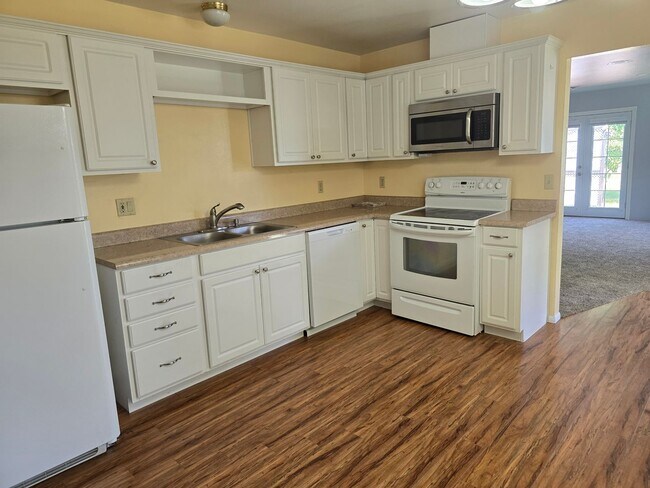 Building Photo - 3 bed 1 bath  Home for Rent in Grants Pass