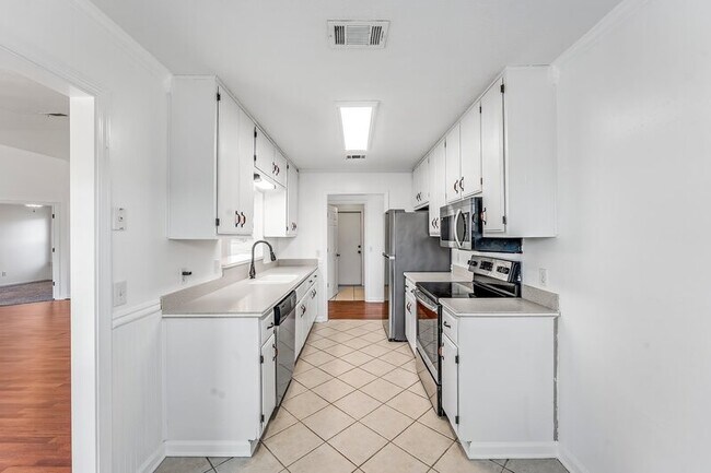 Building Photo - 6824 Forsythe Dr