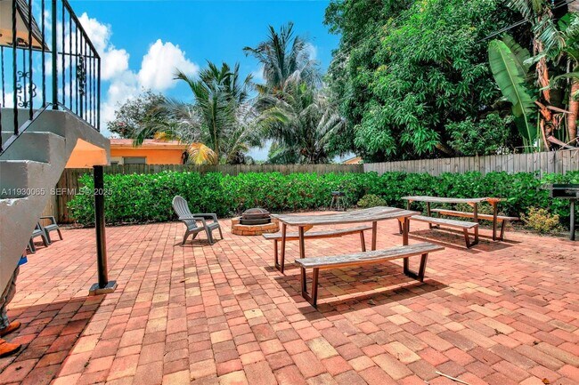 Building Photo - 5731 NE 18th Ave