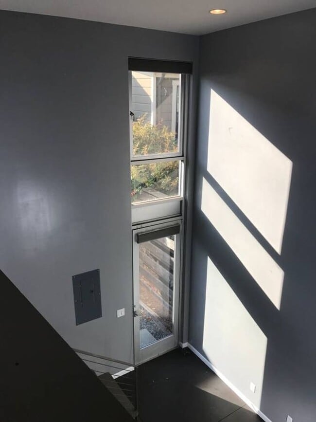 Building Photo - 832.5 Milton St