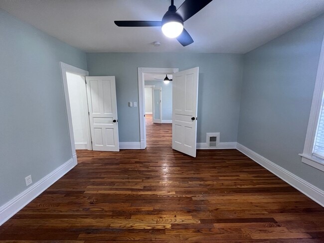 Building Photo - East Hills upper duplex!