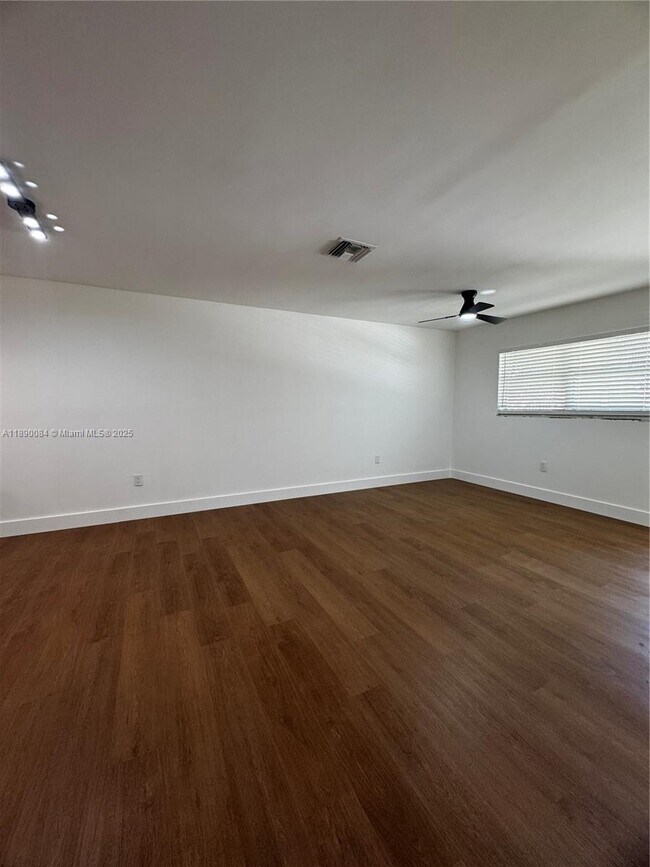 Building Photo - 1460 SW 24th Ct