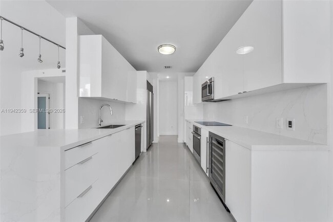 Building Photo - 901 Brickell Key Blvd