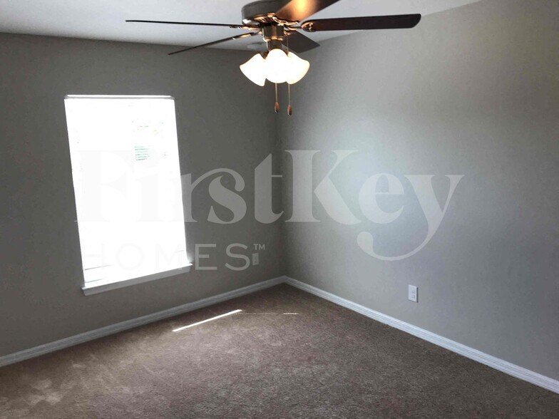 Building Photo - 2325 NW 34th Ave