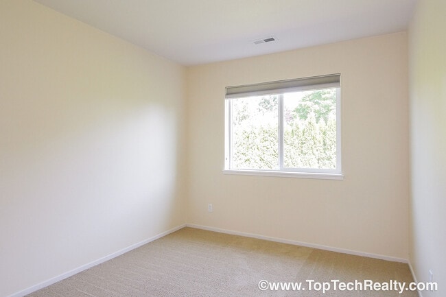 Building Photo - Fabulous 3 BD* 2.5 BA In Popular Arbor Reserve Townhome Community! **Minutes From Tanasbourne Sho...