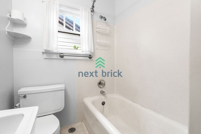 Building Photo - A beautiful 3 bed and 1 bathroom house for rent