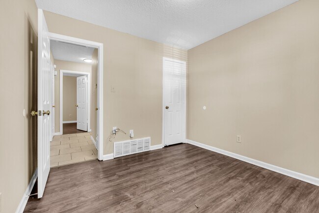 Building Photo - 5383 Twin Valley Ln