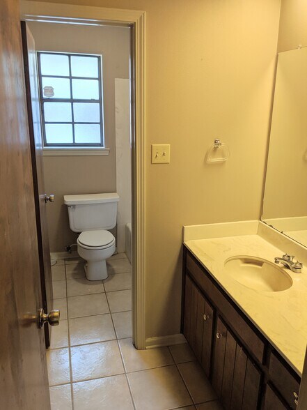 Hall Bath - 2610 Bernwood Dr