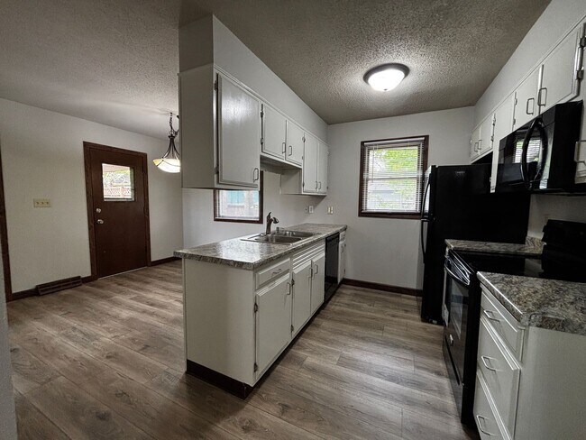 Building Photo - 3 Bedroom 2 Bath Duplex