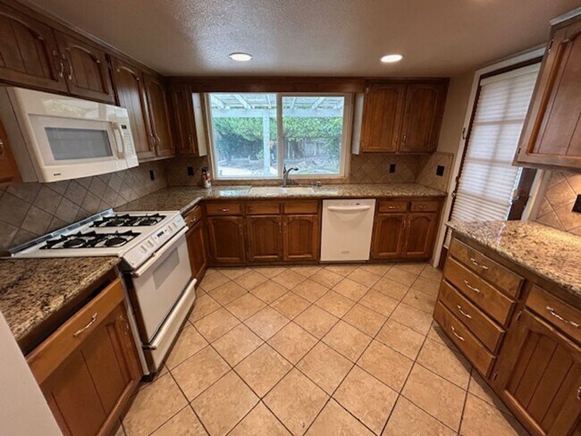 Building Photo - SW 3 Bedroom 2 Bath home with Pool. Yard Care Included.