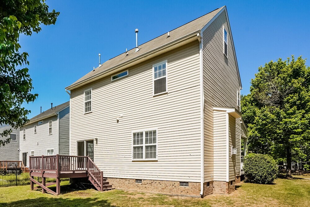 Building Photo - 610 Crosstie St