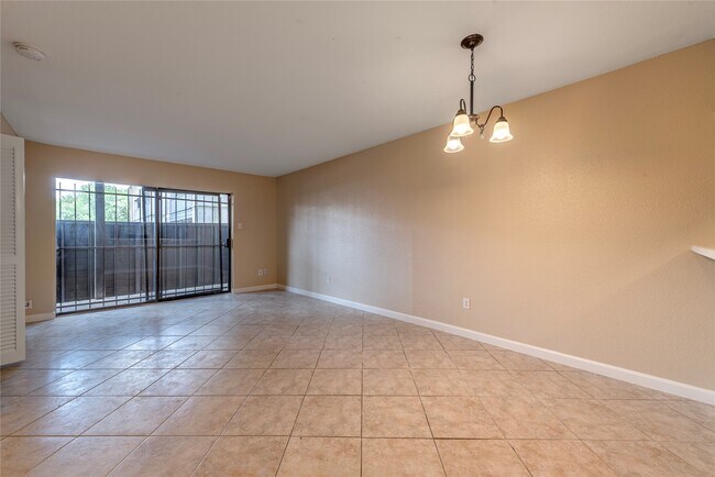 Building Photo - 3005 Walnut Bend Ln