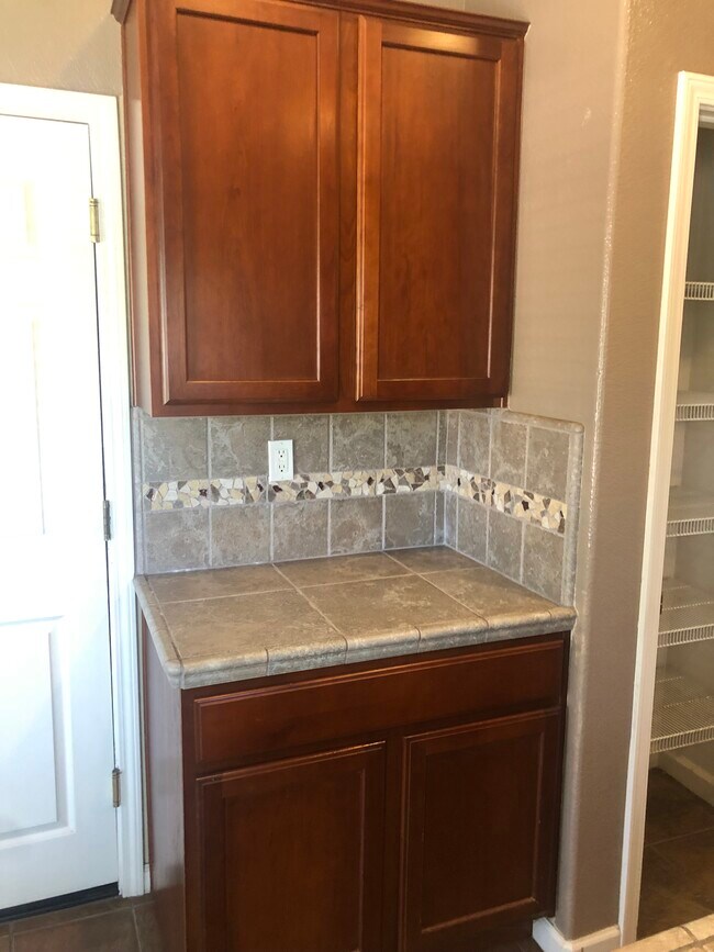 Building Photo - 10640 Siskiyou Ln