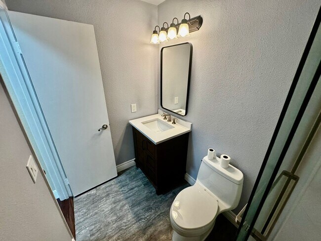 Building Photo - 1/2 off 1st month's rent! 2 Bedroom, 2 Bath & 2 Parking Spaces.