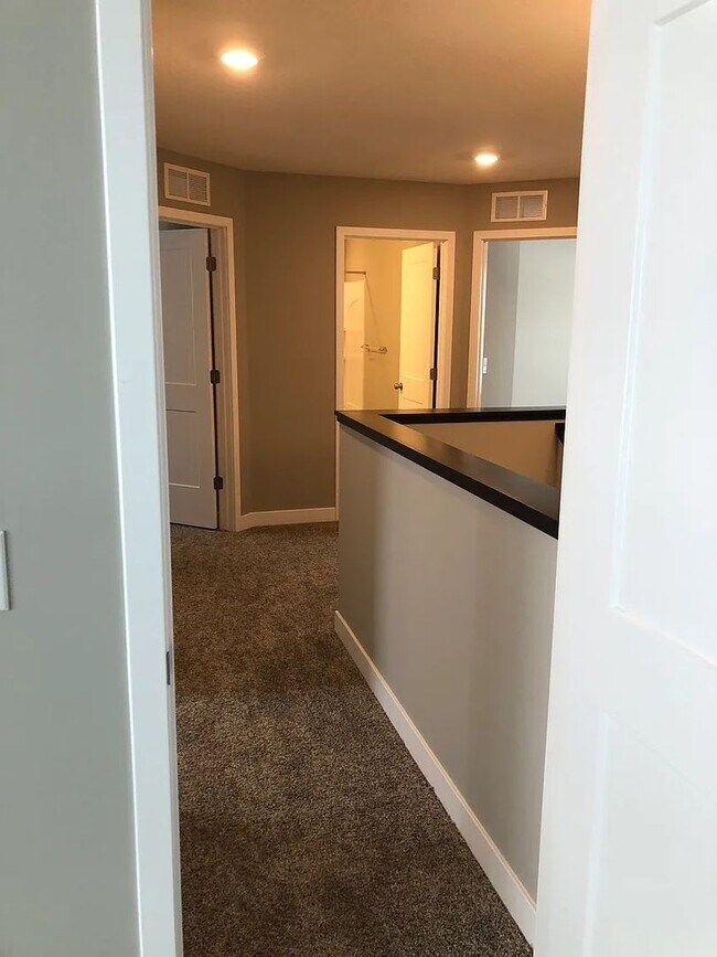 Building Photo - 4 bed house available in otsego!