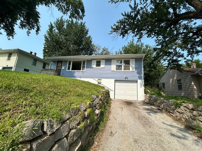 Building Photo - Three Bedroom Home!