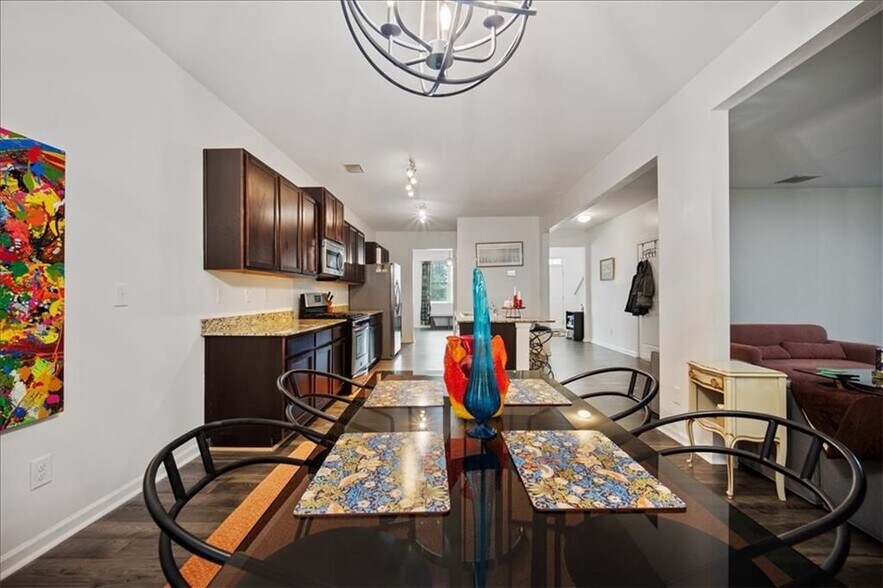 Building Photo - 108 Aviary Ln