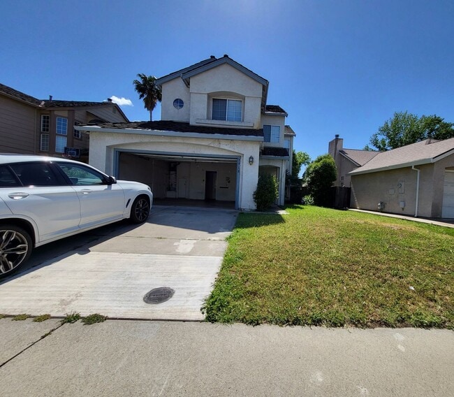 Building Photo - 4Bdm 2.5Ba Home in Convenient Location!