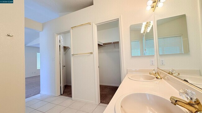 Building Photo - 1023 Vista Pointe Cir