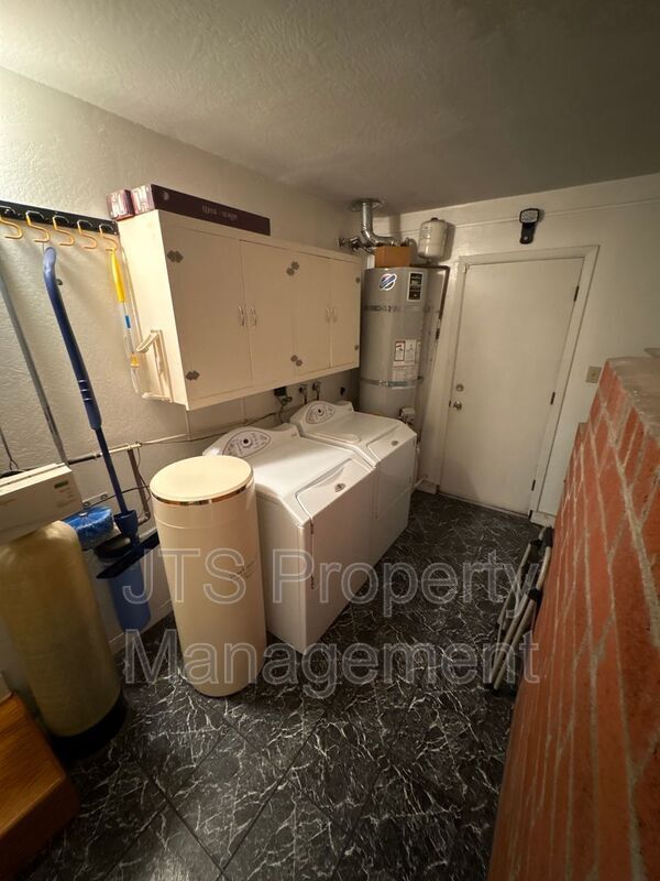 Building Photo - 2128 W La Loma Dr