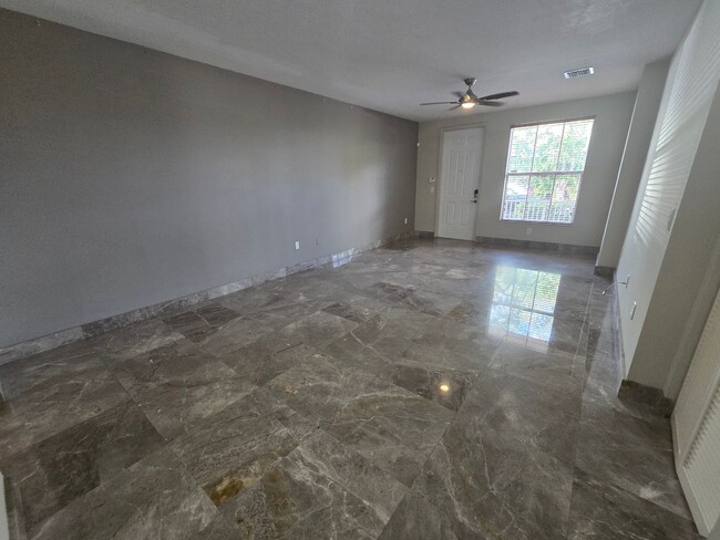 Building Photo - SPACIOUS 1 BEDROOM UNIT IS IN A HIGHLY SOU...