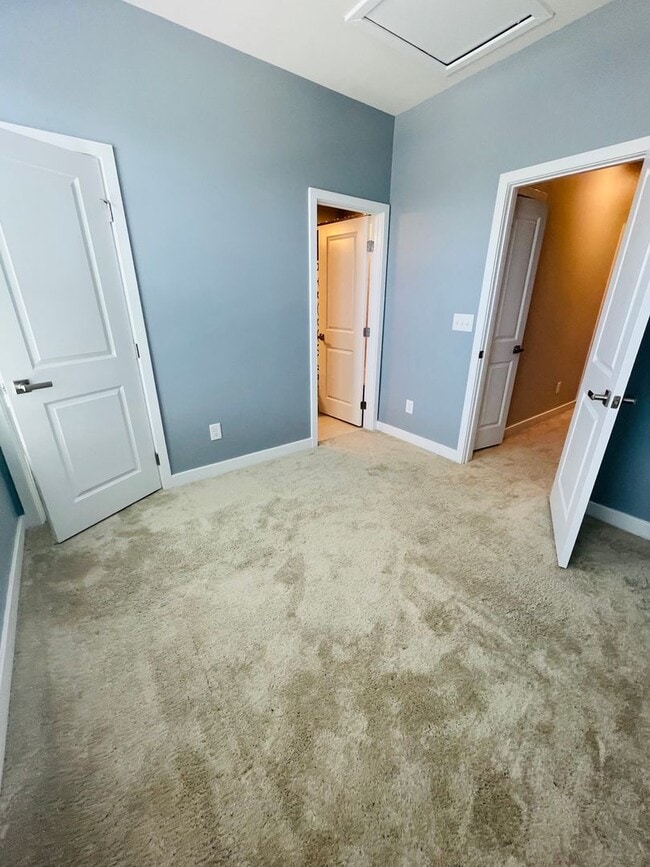 Building Photo - Sophisticated and Spacious 3BR-3.5 Bath To...