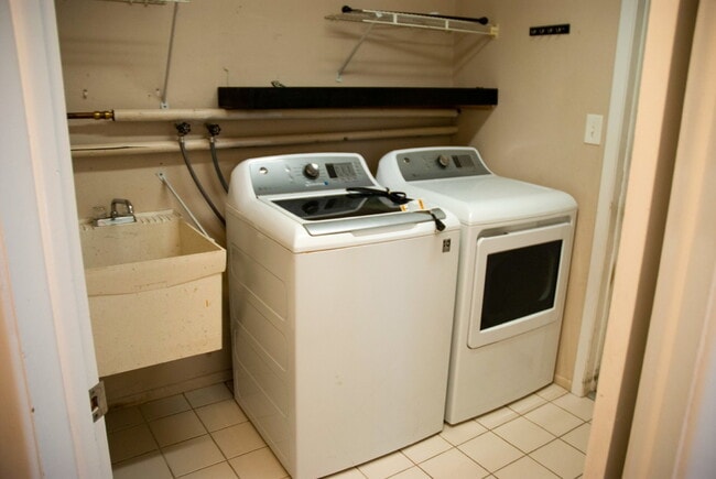 Building Photo - 3/Bedroom 3/Bath Tarpon Springs Home