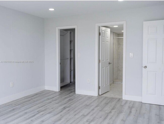 Building Photo - 4174 Inverrary Dr