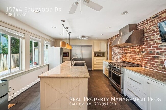 Building Photo - 15744 Edgewood Dr