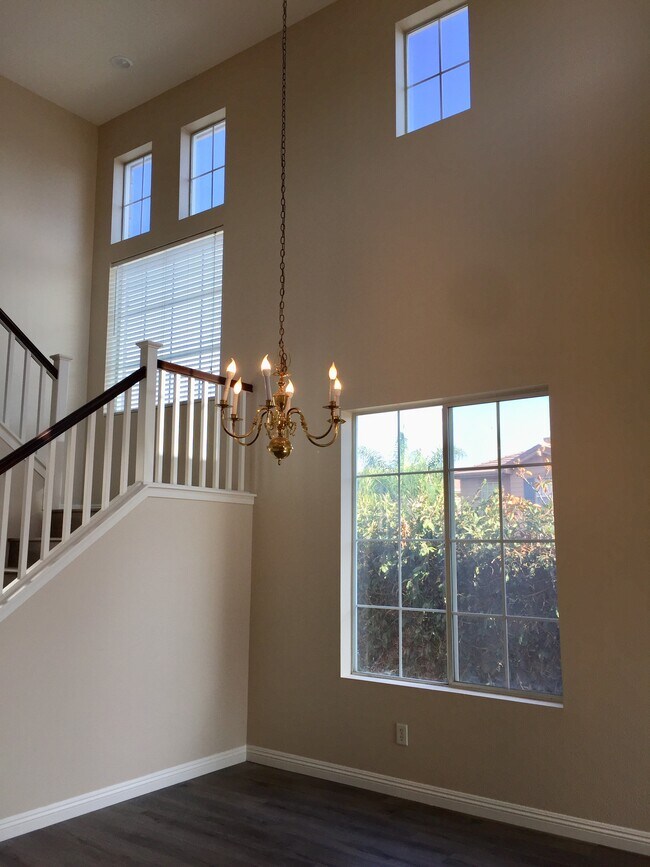 living room - 504 Robins Pl