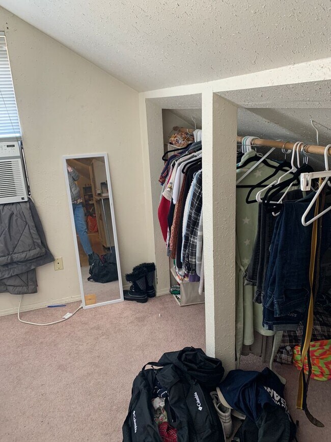 Building Photo - Quiet Upstairs Apartment in Provo |Available Now|