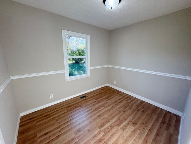 Building Photo - 3 bed with carport and garage