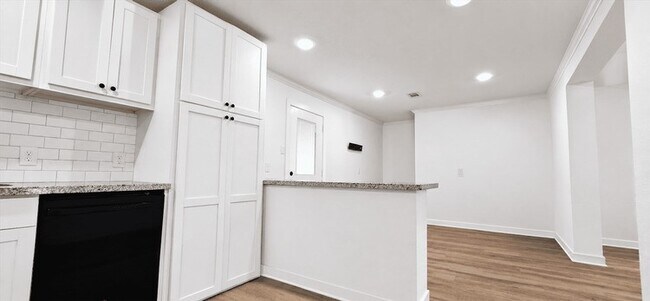 Building Photo - 2102 Margaret St